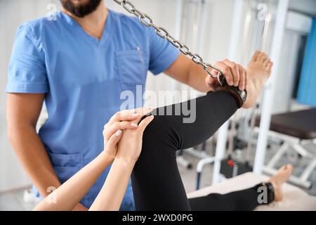 Mitarbeiter des Wellnesscenters benutzen spezielle Trainingsgeräte, um zu arbeiten Stockfoto