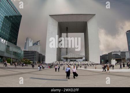 Die Leute am Bogen von Paris la Défense haben mit einem Fischauge 2011 geschossen Stockfoto