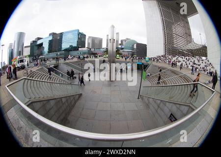 Die Leute am Bogen von Paris la Défense haben mit einem Fischauge 2011 geschossen Stockfoto