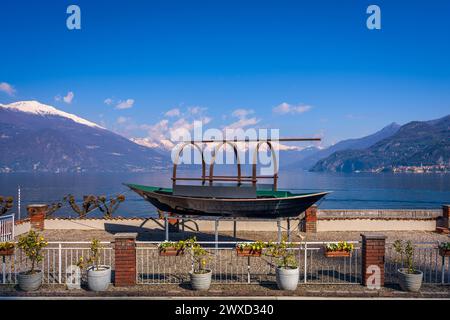 Blick auf den Comer See, Italien mit schneebedeckten Bergen im Hintergrund Stockfoto