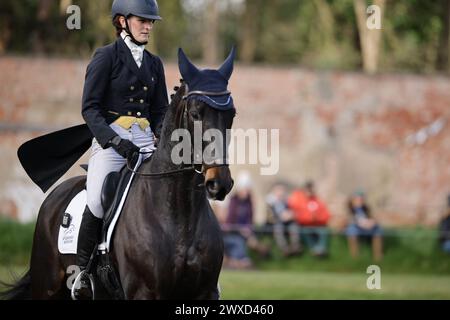 Holly Richardson aus dem Vereinigten Königreich mit Bally Louis während der CCI4*-S Grantham Cup Dressur beim Thoresby Park International Eventing Spring Carnival am 29. März 2024, Thoresby Park, Vereinigtes Königreich (Foto: Maxime David - MXIMD Pictures) Stockfoto