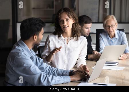 Ein paar junge multiethnische Kollegen treffen sich auf Laptop zur Zusammenarbeit Stockfoto