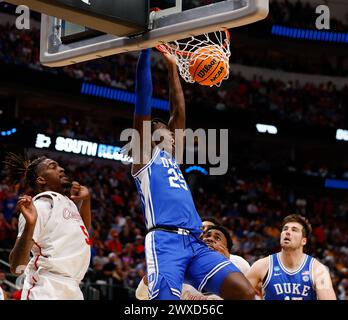 Dallas, Texas, USA. März 2024. Duke Forward MARK MITCHELL (25) taucht den Ball während des NCAA Men's Basketball Tournament Regional Semifinal Spiel zwischen Houston und Duke am 29. März 2024 ab. Duke gewann, 54-51. (Kreditbild: © Scott Coleman/ZUMA Press Wire) NUR REDAKTIONELLE VERWENDUNG! Nicht für kommerzielle ZWECKE! Stockfoto