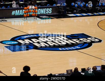 Dallas, Texas, USA. März 2024. Der Platz im American Airlines Center während des NCAA Men's Basketball Tournament Regional Semifinale zwischen Houston und Duke am 29. März 2024. Duke gewann, 54-51. (Kreditbild: © Scott Coleman/ZUMA Press Wire) NUR REDAKTIONELLE VERWENDUNG! Nicht für kommerzielle ZWECKE! Stockfoto