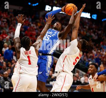 Dallas, Texas, USA. März 2024. Duke Forward MARK MITCHELL (25) schießt den Ball gegen JAMAL SHEAD (1) und Stürmer ja'VIER FRANCIS (5) während des NCAA Men's Basketball Tournament Regional Semifinals am 29. März 2024. Duke gewann, 54-51. (Kreditbild: © Scott Coleman/ZUMA Press Wire) NUR REDAKTIONELLE VERWENDUNG! Nicht für kommerzielle ZWECKE! Stockfoto