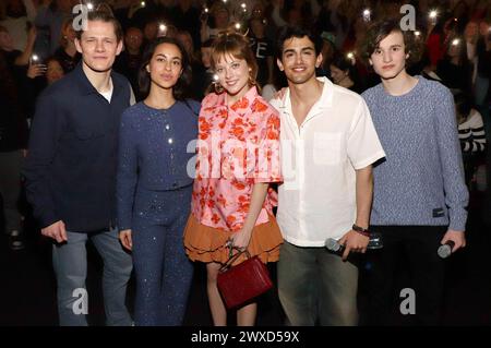Max von der Groeben, Gizem Emre, Jella Haase, Mido Kotaini und Cooper Dillon bei der Premiere des Kinofilms Chantal im Märchenland im Cinemaxx Hamburg Dammtor. Hamburg, 29.03.2024 *** Max von der Groeben, Gizem Emre, Jella Haase, Mido Kotaini und Cooper Dillon bei der Premiere des Films Chantal im Märchenland im Cinemaxx Hamburg Dammtor Hamburg, 29 03 2024 Foto:xgbrcix/xFuturexImagex chantal hamburg 4309 Stockfoto