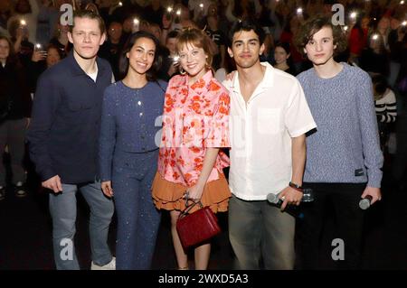 Max von der Groeben, Gizem Emre, Jella Haase, Mido Kotaini und Cooper Dillon bei der Premiere des Kinofilms Chantal im Märchenland im Cinemaxx Hamburg Dammtor. Hamburg, 29.03.2024 *** Max von der Groeben, Gizem Emre, Jella Haase, Mido Kotaini und Cooper Dillon bei der Premiere des Films Chantal im Märchenland im Cinemaxx Hamburg Dammtor Hamburg, 29 03 2024 Foto:xgbrcix/xFuturexImagex chantal hamburg 4305 Stockfoto