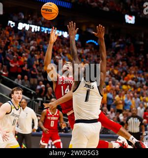 Dallas, Texas, USA. März 2024. NC State Guard CASEY. MORSELL (14) geht in den Korb gegen Marquette Guard kam JONES (1) während des NCAA Men's Basketball Tournament Regional Semifinal Spiel am 29. März 2024. NC State gewann 67–58. (Kreditbild: © Scott Coleman/ZUMA Press Wire) NUR REDAKTIONELLE VERWENDUNG! Nicht für kommerzielle ZWECKE! Stockfoto