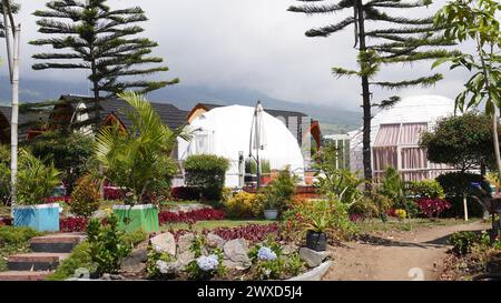 Der Garten an einem der Unterkünfte am Fuße des Berges Rinjani ist kalt in der Sembalun Gegend von Lombok Stockfoto