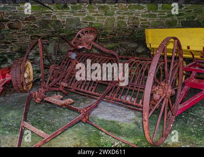 Castleward, County Down, Nordirland, 15. März 2024: Alte rostfreie Landmaschinen in einer offenen Scheune Stockfoto