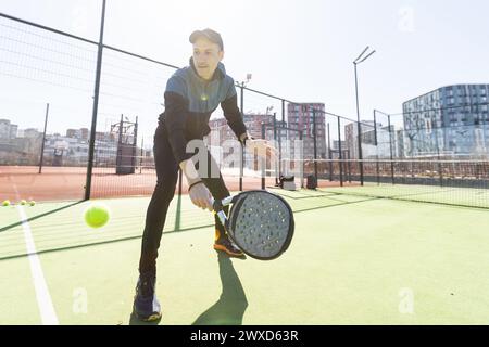 Paddle tennis player, das Training mit Ihren Paar vor Gericht Stockfoto