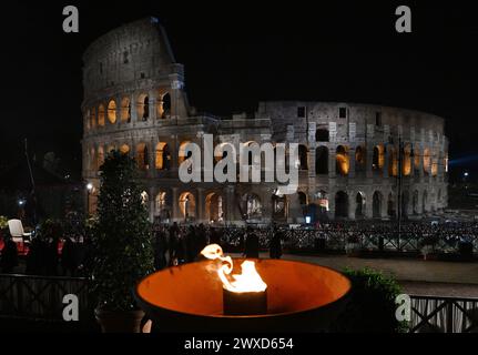 Rom, Italien. März 2024. Papst Franziskus hatte während der Osterwoche am 29. März 2024 in Rom nicht den Vorsitz der Kreuzstation (Via Crucis) im Kolosseum Roms. Papst Franziskus nahm nicht an der Karfreitagsprozession Teil, um seine Gesundheit vor anderen Osterwochen-Engagements zu schützen, sagte der Vatikan. Foto: Eric Vandeville/ABACAPRESS.COM Credit: Abaca Press/Alamy Live News Stockfoto