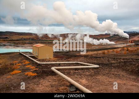 Krafla Geothermie-Kraftwerk in der Nähe des Vulkans Krafla und des Sees Mývatn in Island. Stockfoto