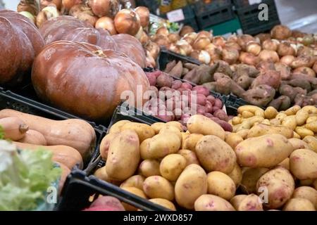 Nahaufnahme von Kürbissen, Kartoffeln und Zwiebeln an einem Gemüsestand auf dem Graca-Markt in Ponta Delgada, Azoren, Portugal Stockfoto