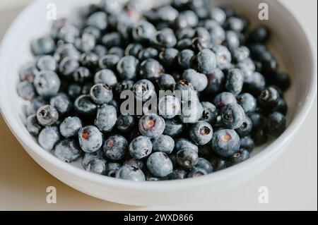 Die frischen Heidelbeeren in einer Schüssel auf einem Tisch Stockfoto