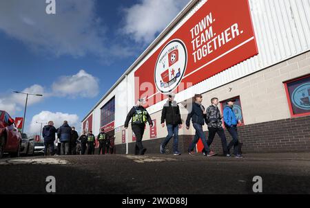 Allgemeine Ansicht der Fans und Fans, die im Broadfield Stadium ankommen Stockfoto