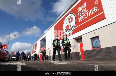 Allgemeine Ansicht der Fans und Fans, die im Broadfield Stadium ankommen Stockfoto