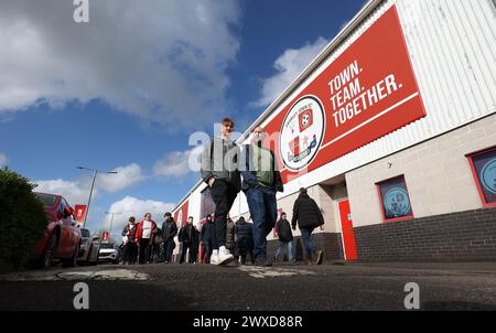 Allgemeine Ansicht der Fans und Fans, die im Broadfield Stadium ankommen Stockfoto