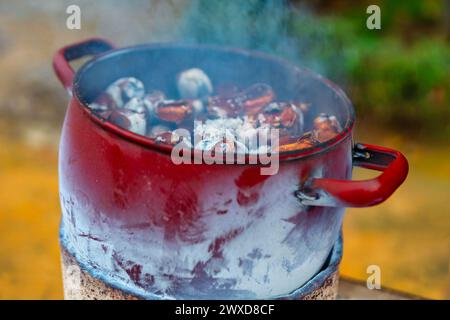 Kochen in einem Kessel mit Kastanien auf dem Feuer Stockfoto