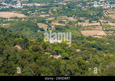 Drohnenblick auf den Seteais Palast in Sintra, Portugal, mit der gesamten grünen Bergkette und luxuriösen Chalets. Stockfoto