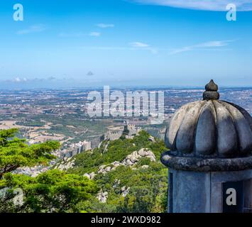 Panoramablick auf die maurische Burg (Castelo dos Mouros) in Sintra und die weiten Ländereien und Wiesen von Sintra von der mittelalterlichen Steinwache aus. Stockfoto