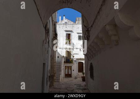 CISTERNINO, ITALIEN, 12. JULI 2023 - Blick auf das Dorf Cisternino, Provinz Brindisi, Apulien, Italien Stockfoto