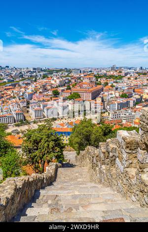 Treppen der Mauern des Schlosses St. Georg in Lissabon, die den Hügel hinunter zum Martim Moniz Platz mit Blick auf die Stadt Li führen Stockfoto