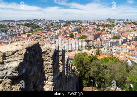 Aus der Vogelperspektive von den Mauern der St. George's Castle mit Blick auf die Stadt Lissabon in Portugal. Stockfoto