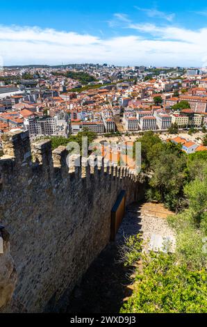 Aus der Vogelperspektive von den Mauern der St. George's Castle mit Blick auf die Plaza Martín Moniz und einen Teil der Stadt Lissabon in Portugal. Stockfoto