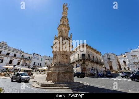 OSTUNI, ITALIEN, JUKY 12, 2022 - Blick auf die Säule von Sant'Oronzo im Zentrum von Ostuni, Provinz Brindisi, Apulien, Italien Stockfoto