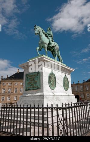 Bronzestatue von König Friedrich V. (1768 vom französischen Bildhauer Jacques Saly) auf dem Amalienborg-Platz in Kopenhagen, Dänemark Stockfoto