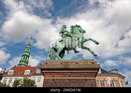 Bronzestatue des Bischofs Absalon in Højbro Plads (von Vilhelm Bissen 1902) und Glockenturm der St. Nikolaj-Kirche, Kopenhagen, Dänemark Stockfoto