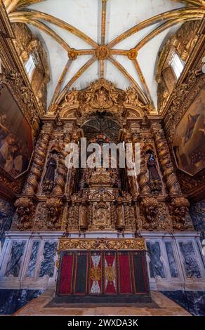 Barocke Kapelle in Holz mit goldenen Farben und religiösen Gemälden an den Seiten des Klosters von San Francisco, Gothic-Manueline, 15. Jahrhundert, Stockfoto