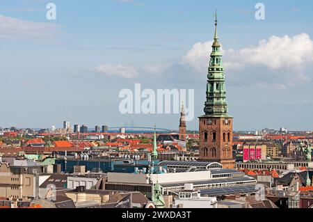 Blick auf Kopenhagen mit Glockenturm der St.. Nikolaj-Kirche (heute Nikolaj-Galerie für zeitgenössische Kunst) im Vordergrund, Kopenhagen, Dänemark Stockfoto