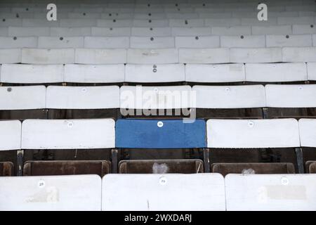 Peterborough, Großbritannien. März 2024. Holzsitze beim Spiel Peterborough United gegen Carlisle United EFL League One im Weston Homes Stadium, Peterborough, Cambridgeshire, am 29. März 2024. Quelle: Paul Marriott/Alamy Live News Stockfoto