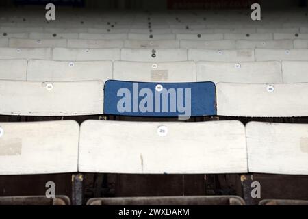 Peterborough, Großbritannien. März 2024. Holzsitze beim Spiel Peterborough United gegen Carlisle United EFL League One im Weston Homes Stadium, Peterborough, Cambridgeshire, am 29. März 2024. Quelle: Paul Marriott/Alamy Live News Stockfoto