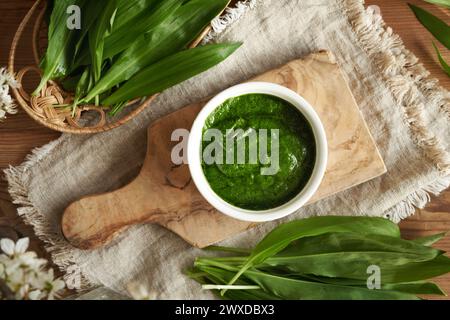 Hausgemachte grüne Pesto-Soße aus frischem Bärlauch oder Bärenblättern - wilde essbare Pflanze, die im Frühjahr geerntet wird Stockfoto