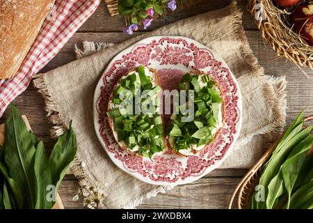 Frisch geschnittener WildKnoblauch oder Ramson-Blätter auf zwei Scheiben Sauerteigbrot mit Butter Stockfoto