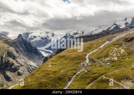 Schöne Erkundungstour durch die Berge in der Schweiz. Stockfoto