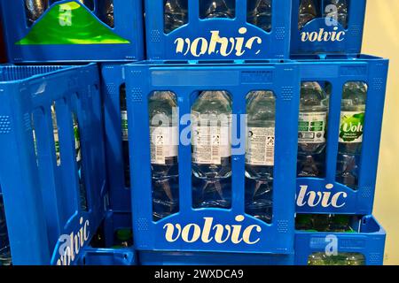 Volvic Wasser. Volvic ist ein natürliches Mineralwasser aus Frankreich, das seit 1938 abgefüllt wird, seit 1993 zum Lebensmittelhersteller Danone gehört und von diesem Unternehmen als Marke geführt wird. Die Quelle befindet sich in Volvic im Departement Puy-de-Dome und ist von vulkanischem Gestein umgeben. Jährlich werden zirka 2,7 Millionen Kubikmeter Wasser abgefüllt. Volvic wird in rund 60 Ländern exportiert, der Grossteil wird in Deutschland, Frankreich und Grossbritannien vertrieben. Zum Markenportfolio gehören auch Erfrischungsgetränke auf Mineralwasserbasis, die mit Fruchtaromen angereic Stockfoto