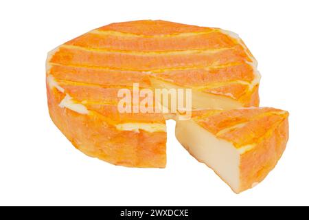 Camembert auf weißem Hintergrund mit Freistellungspfad isoliert Stockfoto