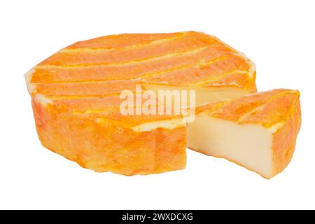 Camembert auf weißem Hintergrund mit Freistellungspfad isoliert Stockfoto