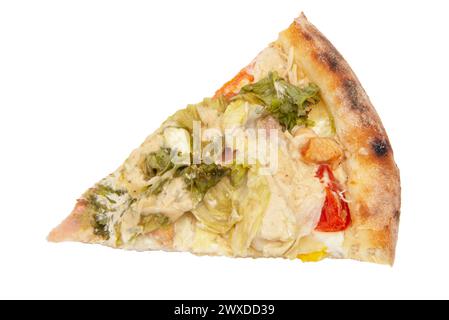 Leckere Pizza mit Salatblättern, Käse, Tomaten. Gesunde Gemüsepizza. Italienische Pizza, isoliert auf weißem Hintergrund Stockfoto