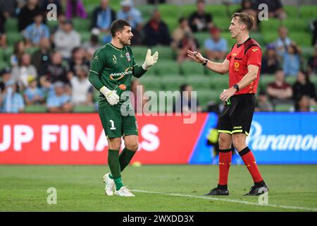 MELBOURNE, AUSTRALIEN 30. März 2024. Newcastle United Jets Torhüter Ryan Scott (1) wird von Schiedsrichter Daniel Cook während der A League Men Round 22 Melbourne City gegen Newcastle United Jets im AAMI Park, Melbourne, Australien, gewarnt. Quelle: Karl Phillipson/Alamy Live News Stockfoto