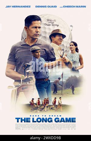 The Long Game (2023) von Julio Quintana mit Dennis Quaid, Gillian Vigman und Jay Hernandez. Im Jahr 1955 waren fünf junge mexikanisch-amerikanische Caddies aus Liebe zum Spiel entschlossen, das Spiel zu lernen, und so schufen sie ihren eigenen Golfplatz mitten in der Wüste von South Texas. US-Poster mit einem Blatt.***NUR REDAKTIONELLE VERWENDUNG*** Credit: BFA / Mucho Mas Media Stockfoto