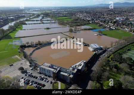 Eine Luftaufnahme, die einen überfluteten New Road Cricket Club zeigt, Heimstadion von Worcestershire CCC, in Worcester. Bilddatum: Samstag, 30. März 2024. Stockfoto