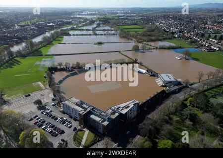 Eine Luftaufnahme, die einen überfluteten New Road Cricket Club zeigt, Heimstadion von Worcestershire CCC, in Worcester. Bilddatum: Samstag, 30. März 2024. Stockfoto