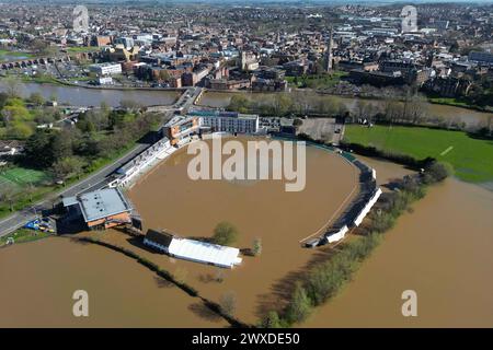 Eine Luftaufnahme, die einen überfluteten New Road Cricket Club zeigt, Heimstadion von Worcestershire CCC, in Worcester. Bilddatum: Samstag, 30. März 2024. Stockfoto