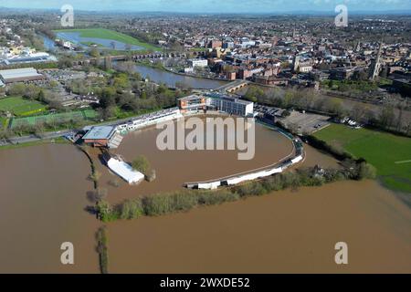 Eine Luftaufnahme, die einen überfluteten New Road Cricket Club zeigt, Heimstadion von Worcestershire CCC, in Worcester. Bilddatum: Samstag, 30. März 2024. Stockfoto