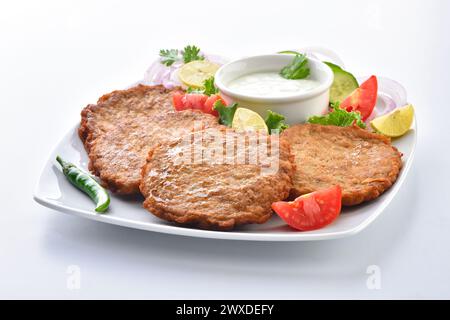 Chapli Kabab, Ein köstliches Essen, gehört zu Pakistans Region KPK. Es ist sehr lecker, zubereitet von Rindfleisch oder Hühnchen Meet. Stockfoto